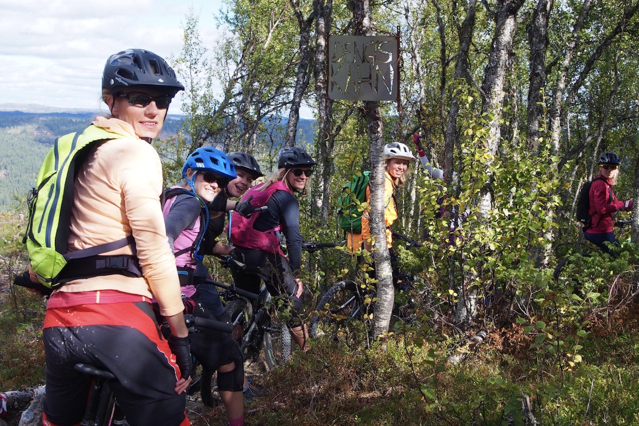Jentene fikk bryne seg på Åls nye sykkelsti Dengis Khan, som sto ferdig til Hillbilly Enduro i juli. Foto: IVRIG Jentene fikk bryne seg på Åls nye sykkelsti Dengis Khan, som sto ferdig til Hillbilly Enduro i juli. Foto: IVRIG