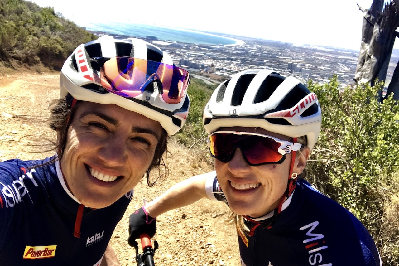 Sunniva Dring og Kristin Aamodt i Team Milslukern har vært ute og rekognosert prologen i Cape Town i morgen. Foto: Privat