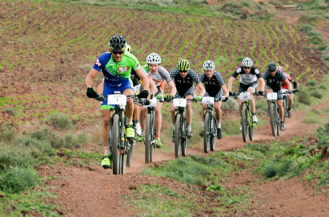 Lars Granberg (gul hjelm) og Søren Nissen kjører for pallen på Lanzarote 4-dagers til helga. Foto: Arrangøren Lars Granberg (gul hjelm) og Søren Nissen kjører for pallen på Lanzarote 4-dagers til helga. Foto: Arrangøren