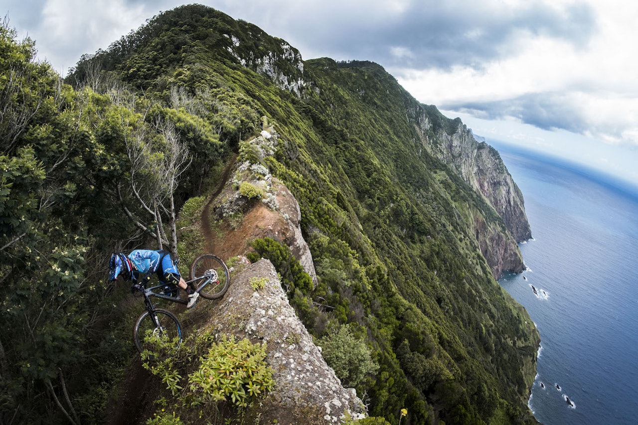 Tredje runde i Enduro World Series 2017 gikk på Madeira i helga - spektakulært bratt, frodig og utfordrende var stikkord for de ni etappene, som var fordelt på to rittdager. Foto: Enduro World Series  Tredje runde i Enduro World Series 2017 gikk på Madeira i helga - spektakulært bratt, frodig og utfordrende var stikkord for de ni etappene, som var fordelt på to rittdager. Foto: Enduro World Series