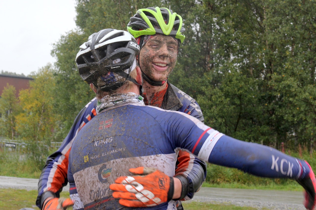 Eskil Evensen-Lie (til høyre) takker Sondre Linstad-Hurum for turen etter seieren på Rørosrittet, som også sikret ham sammenlagtseier i Norgescup maraton. Foto: Ingeborg Scheve Eskil Evensen-Lie (til høyre) takker Sondre Linstad-Hurum for turen etter seieren på Rørosrittet, som også sikret ham sammenlagtseier i Norgescup maraton. Foto: Ingeborg Scheve