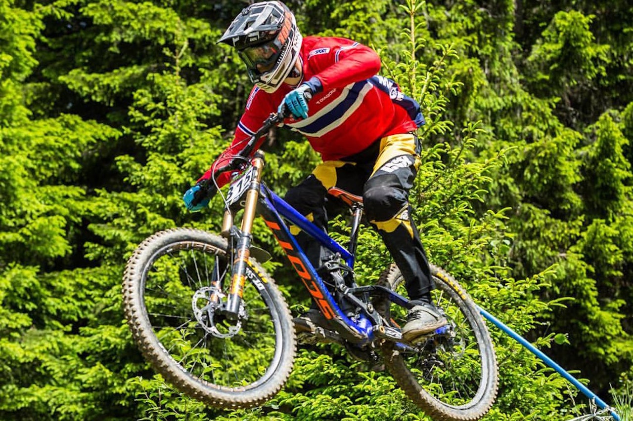 Simen Smestad er en av fire ryttere i den norske troppen som kjører utfor-VM i Val di Sole 10-11 september, og landslagslederen har god tro på at de kan nå langt. Foto: NCF Simen Smestad er en av fire ryttere i den norske troppen som kjører utfor-VM i Val di Sole 10-11 september, og landslagslederen har god tro på at de kan nå langt. Foto: NCF