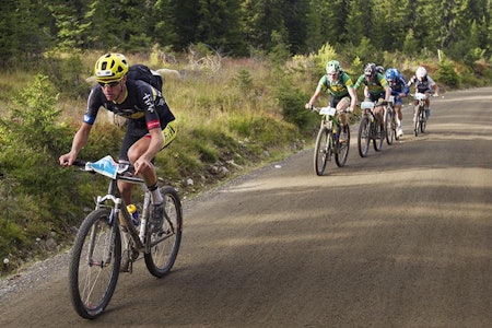 Åsmund Løvik (27) vant Birken, her med førsteårssenior Petter Fagerhaug hakk i hæl over fjellet. Fagerhaug var en av 10 unge under 25 år blant de 30 beste. Foto: Kristoffer Kippernes birken birkebeinerrittet