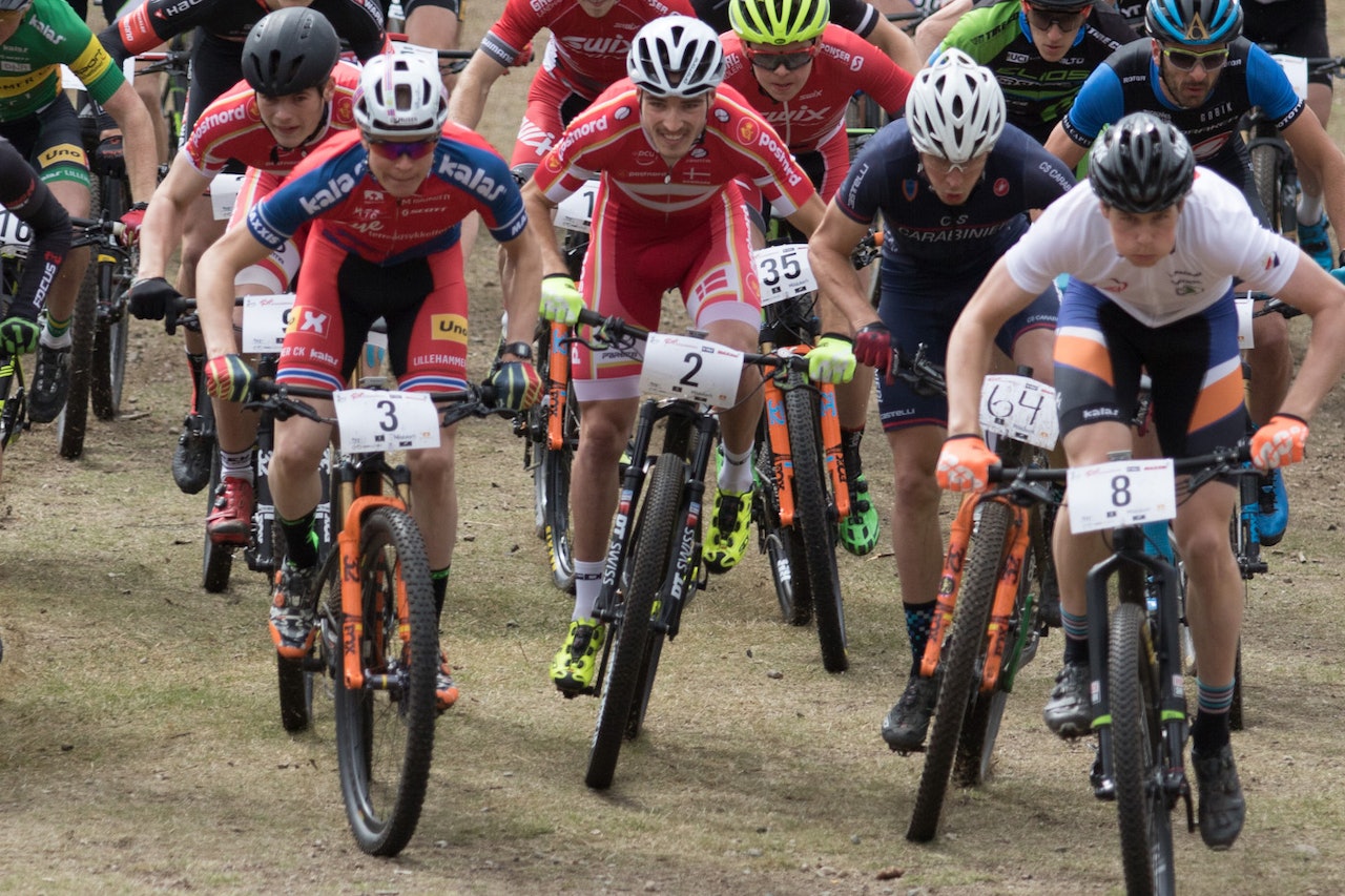 Starten på søndagens kortbaneritt gikk i forrykende tempo, og deretter økte de på utover rittet. Fra venstre: Petter Fagerhaug, Sebastian Fini, Luca Braidot og Eskil Evensen-Lie. Foto: Bengt Ove Sannes Starten på søndagens kortbaneritt gikk i forrykende tempo, og deretter økte de på utover rittet. Fra venstre: Petter Fagerhaug, Sebastian Fini, Luca Braidot og Eskil Evensen-Lie. Foto: Bengt Ove Sannes