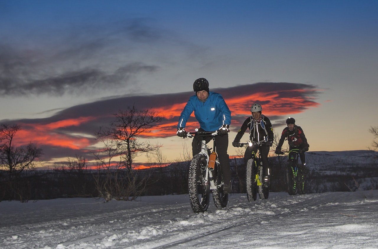 Fatbikefolket i Alta har flere mil egne løyper og stier som tråkkes med bildekk og kloss. Det har de hatt i mange år. Foto: Jon Vidar Bull Fatbikefolket i Alta har flere mil egne løyper og stier som tråkkes med bildekk og kloss. Det har de hatt i mange år. Foto: Jon Vidar Bull
