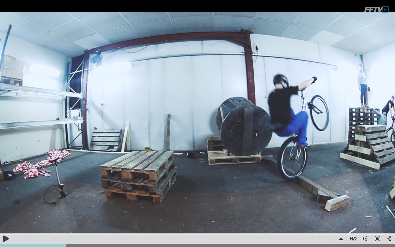 STOKKER SEG: Eirik Ulltang jobber hardt for å bli enda bedre i sykkeltrial. På paller og stokker innendørs blir grunnlaget lagt. STOKKER SEG: Eirik Ulltang jobber hardt for å bli enda bedre i sykkeltrial. På paller og stokker innendørs blir grunnlaget lagt.