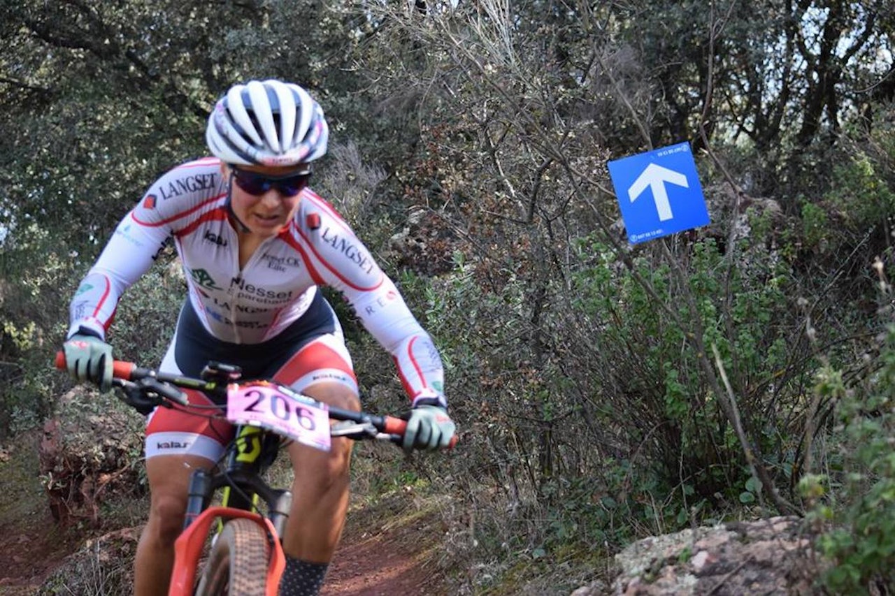 Hildegunn Gjertrud Hovdenak holdt førsteplassen til det gjensto en mil av dagens 72 kilometer lange etappe i Andalucia Bike Race. Foto Jose Diaz Garcia