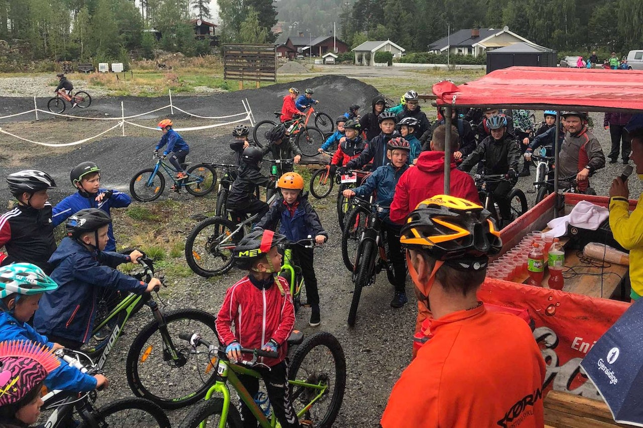 Det var yrende liv på åpningen av den nye pumptracken i Valdres på onsdag. Foto: Stian Ulberg