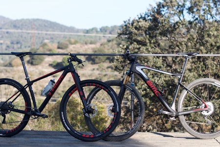 SPENNENDE DUELL: Er disse syklene halvdemperens redning? Trek og BMC har begge halvdempere med ekstra demping i bakrammen. Foto: Øyvind Aas SPENNENDE DUELL: Er disse syklene halvdemperens redning? Trek og BMC har begge halvdempere med ekstra demping i bakrammen. Foto: Øyvind Aas
