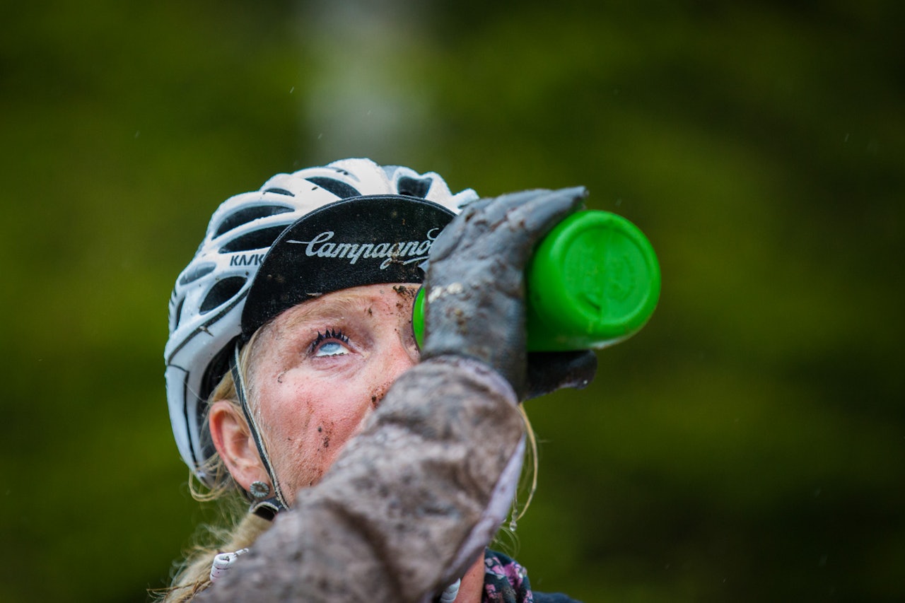 ØYETRØBBEL: Ikke lett å unngå skitt i øynene under årets Terrengsykkelrittet. Vi får håpe det kun var vann på drikkeflasken. (foto: Snorre Veggan) ØYETRØBBEL: Ikke lett å unngå skitt i øynene under årets Terrengsykkelrittet. Vi får håpe det kun var vann på drikkeflasken. (foto: Snorre Veggan)