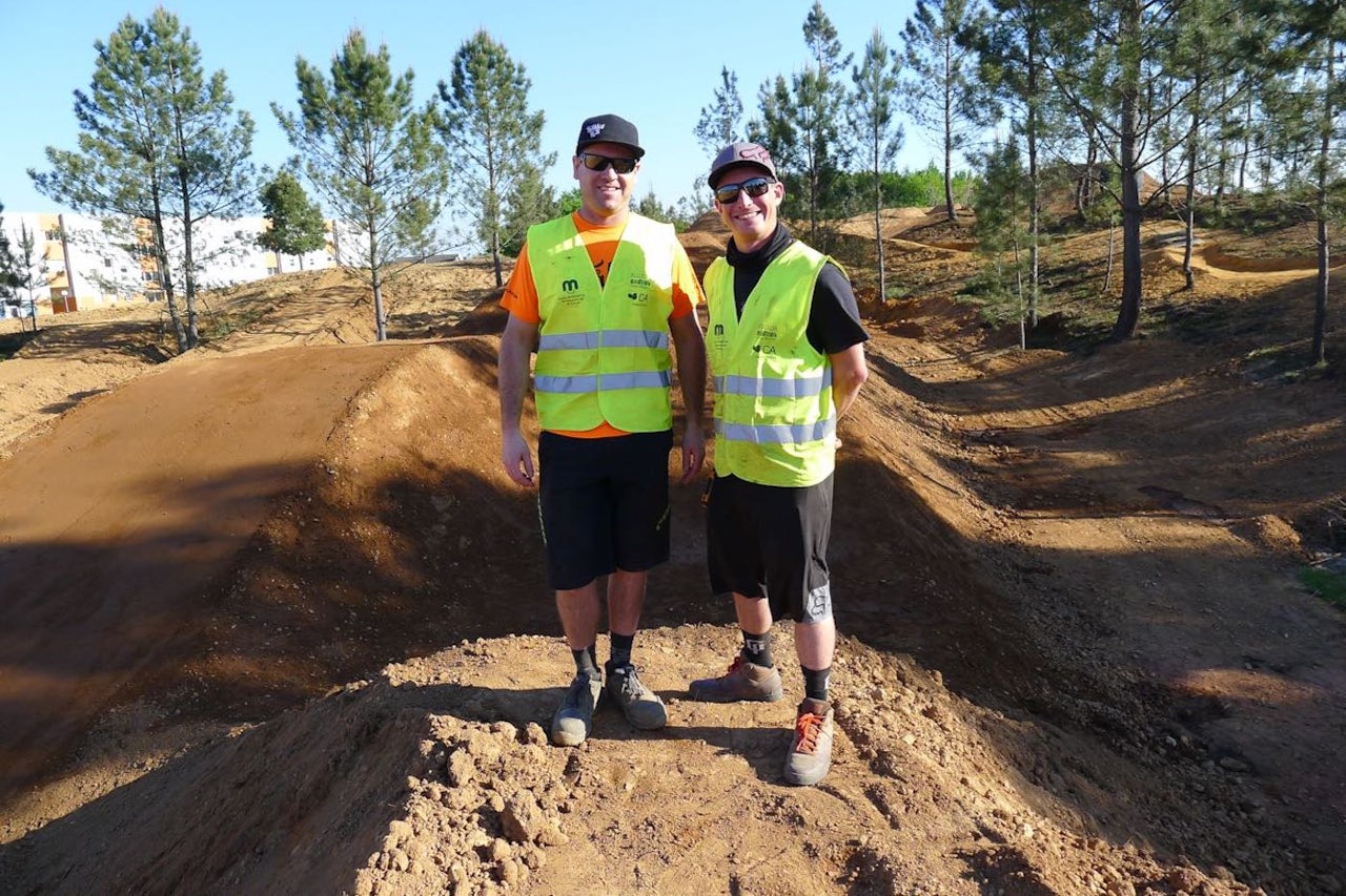 Duane Butcher (til venstre), som er stibyggersjef i Tråkk n Roll, og Mark McClure fra IMBAs stibyggerdivisjon er klare til å sette spadene i jorda for et halvt års stibygging. Foto: Lars Wraae Jensen Duane Butcher (til venstre), som er stibyggersjef i Tråkk n Roll, og Mark McClure fra IMBAs stibyggerdivisjon er klare til å sette spadene i jorda for et halvt års stibygging. Foto: Lars Wraae Jensen