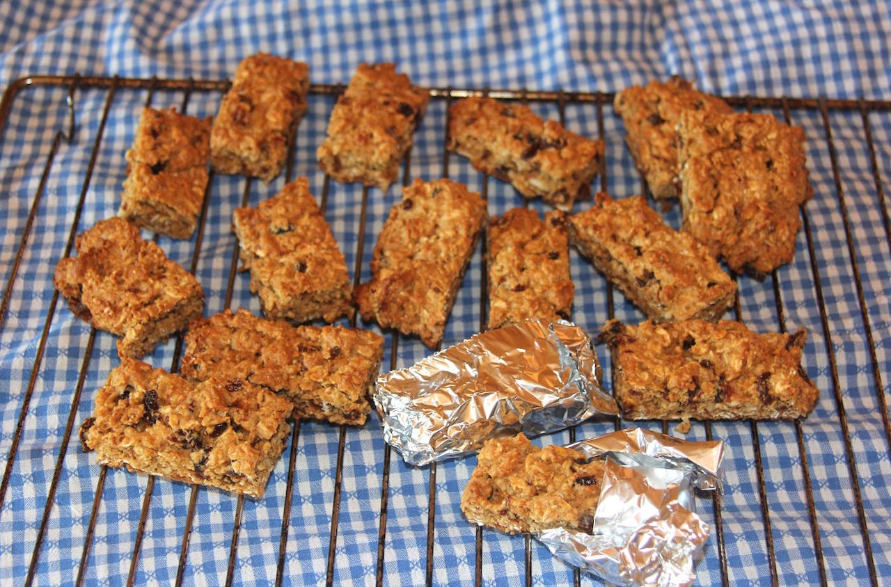 Hjemmelagde sportsbarer er fort og greit å røre sammen - og med julens snadder blir det litt ekstra. Pakk inn i sølvpapir og ta med på lomma! Foto: Ingeborg Scheve Hjemmelagde sportsbarer er fort og greit å røre sammen - og med julens snadder blir det litt ekstra. Pakk inn i sølvpapir og ta med på lomma! Foto: Ingeborg Scheve