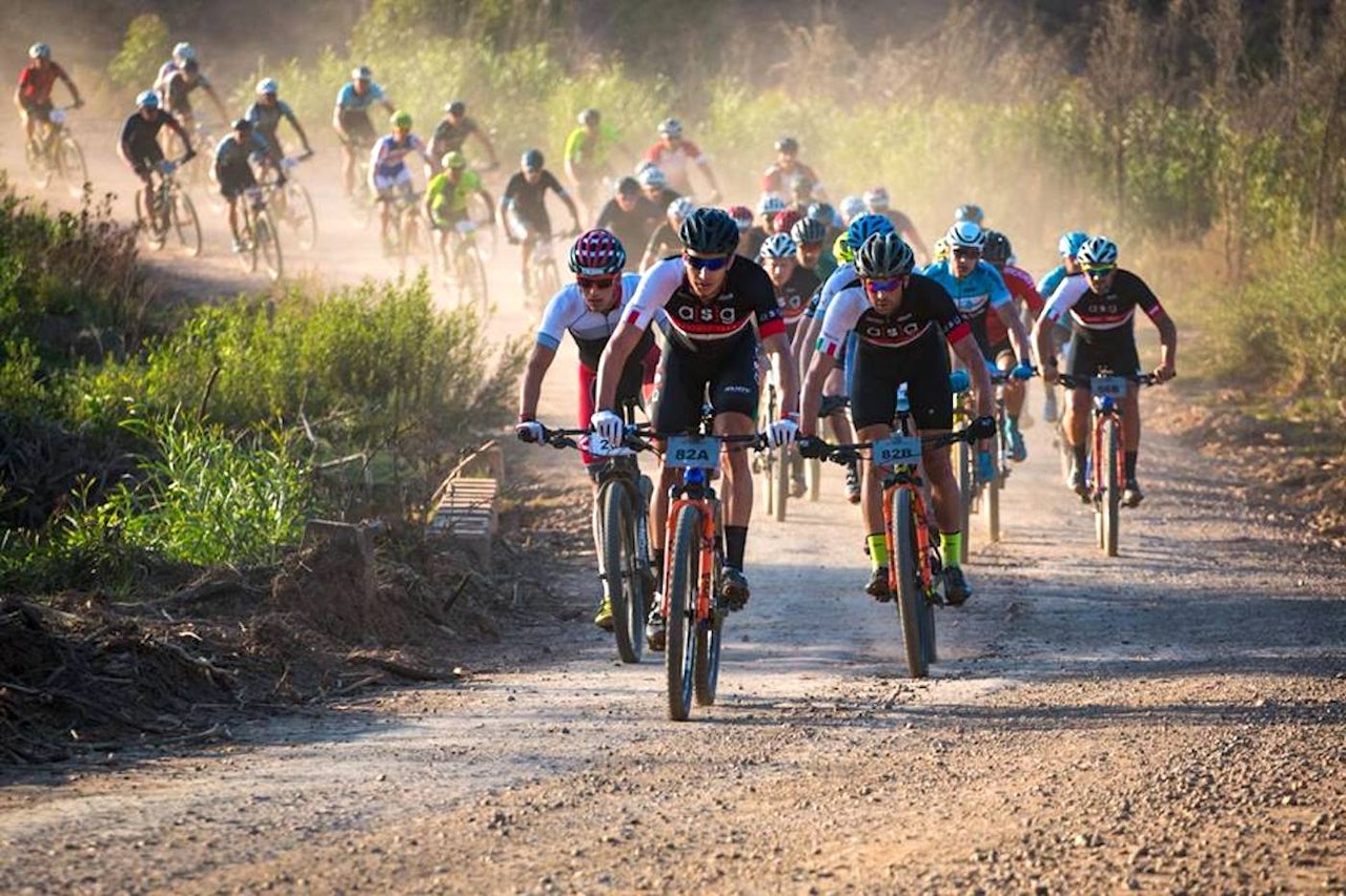 Thomas Engelsgjerd er oppe og drar sammen med lederne i rittet på sjette og nest siste etappe av Trans Cape MTB i Sør-Afrika. Foto: Robert Ward Thomas Engelsgjerd er oppe og drar sammen med lederne i rittet på sjette og nest siste etappe av Trans Cape MTB i Sør-Afrika. Foto: Robert Ward