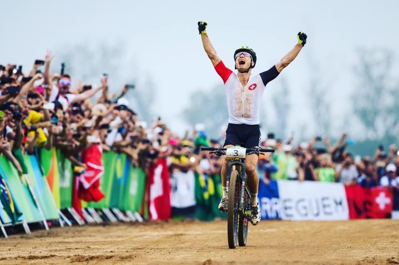 Endelig OL-gull til sveitsiske Nino Schurter, etter bronse i Beijing 2008 og sølv i London 2012. Foto: UCI Endelig OL-gull til sveitsiske Nino Schurter, etter bronse i Beijing 2008 og sølv i London 2012. Foto: UCI