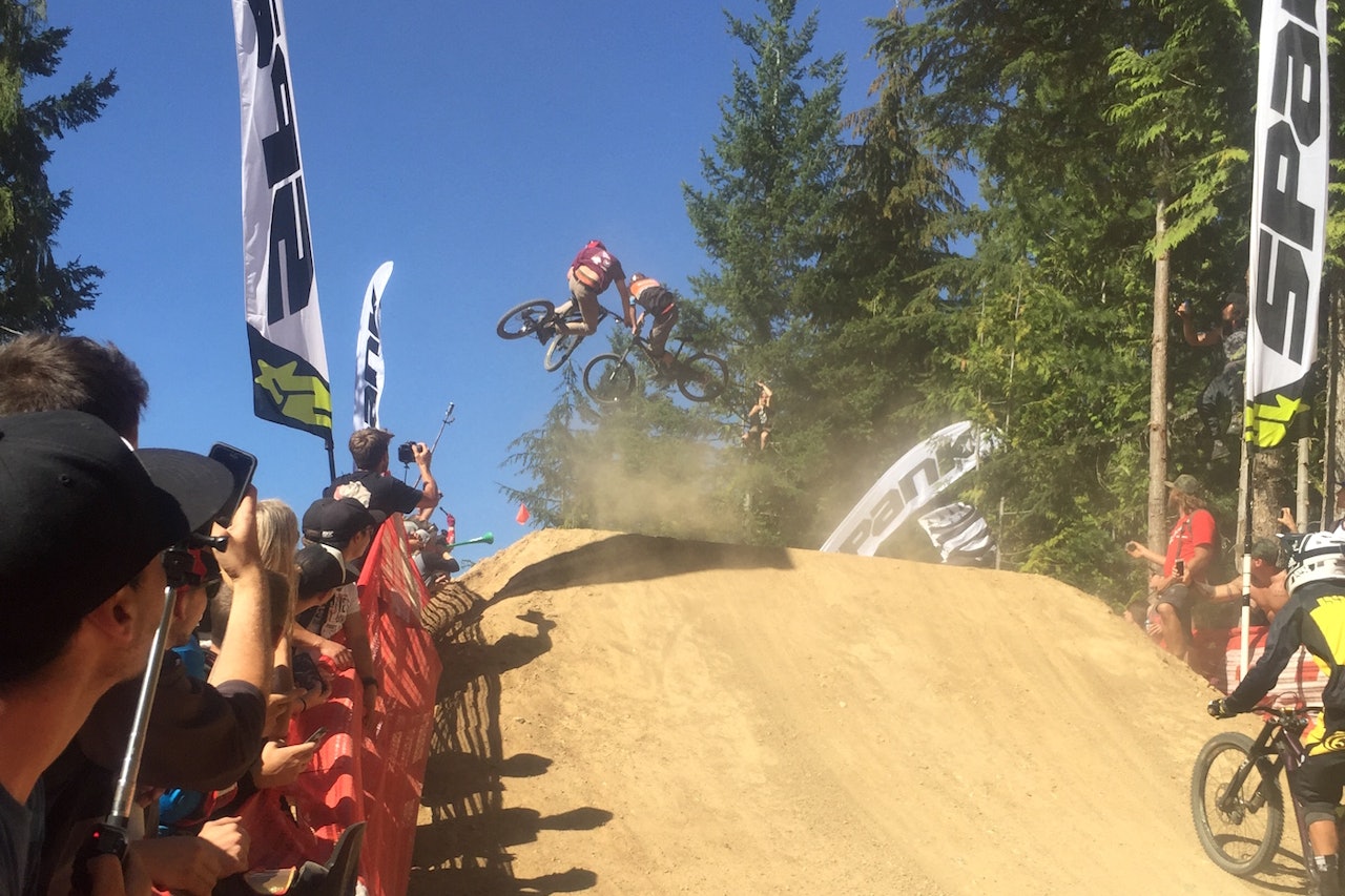 Gullkornene kommer på løpende bånd under Crankworx i Whistler, og Brage Vestavik prøver å snappe opp flest mulig. Her fra Whip Off-konkurransen fredag. Foto: Linnea Rooke