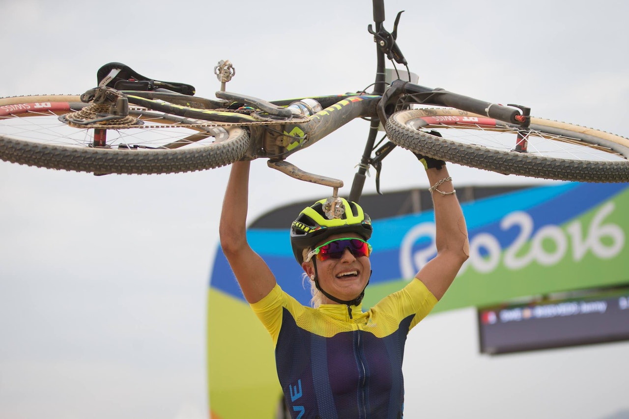 UNG VINNER. Jenny Rissveds har blitt den femte gullvinneren i terrengsykling for kvinner i OL-historien. Foto: UCI