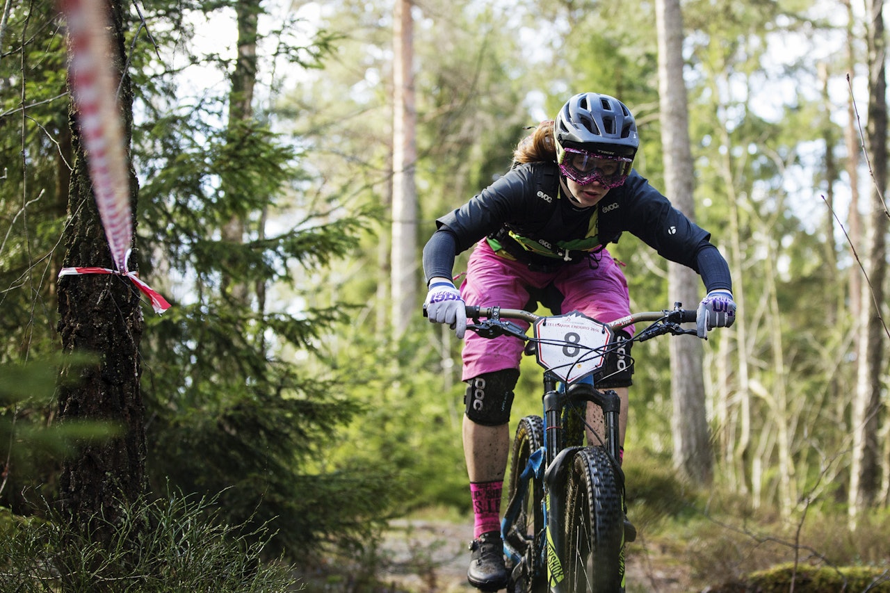 Joline Johansson startet endurosesongen på toppen av pallen i Enduro Sweden Series. Her fra Telemark Enduro, som var fjorårets sesongstart. Foto: Kristoffer Kippernes