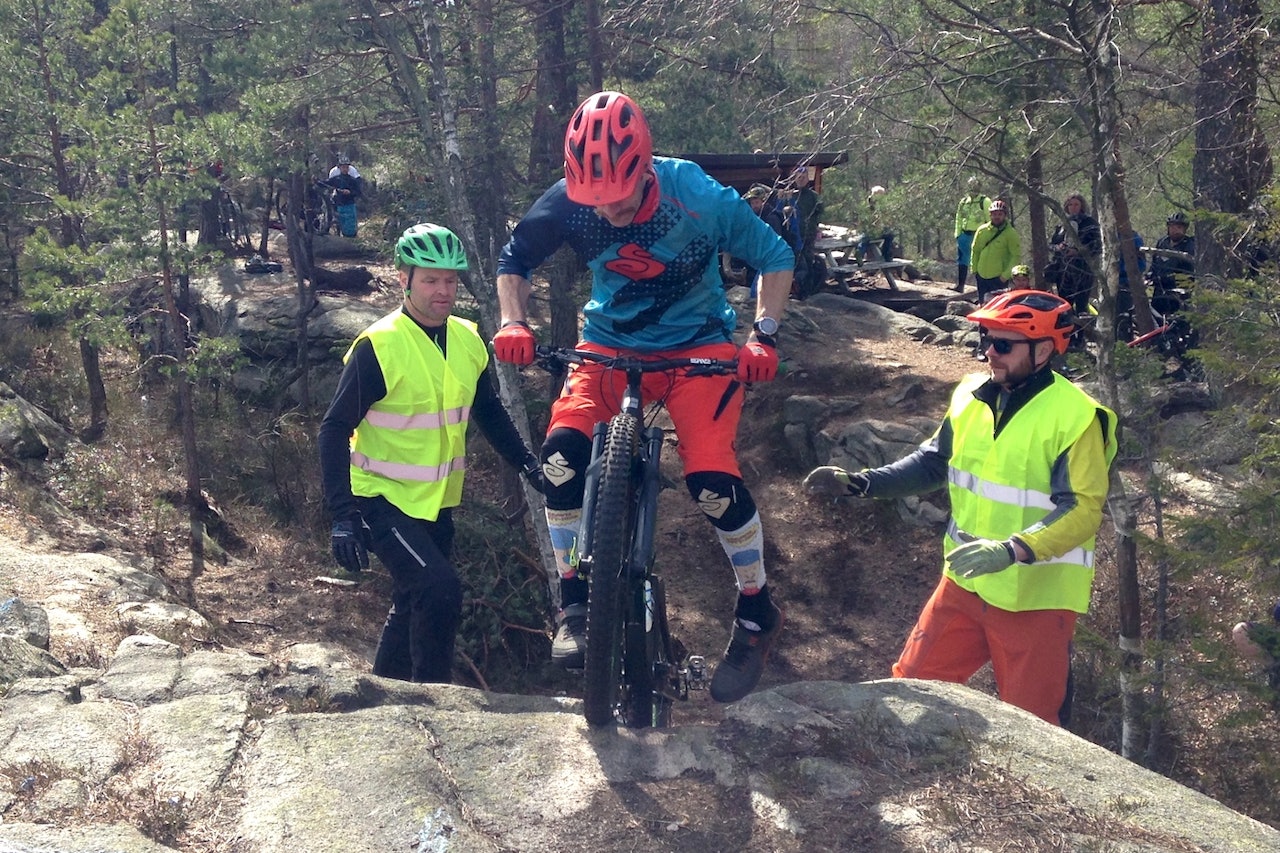SYKLING I GRESSVIKMARKA: Are Tallaksrud tok første crux etter lunsj både lett og elegant og ble årets cruxekonge. Foto: Ingeborg Scheve stisykling fredrikstad gressvik gressvikmarka