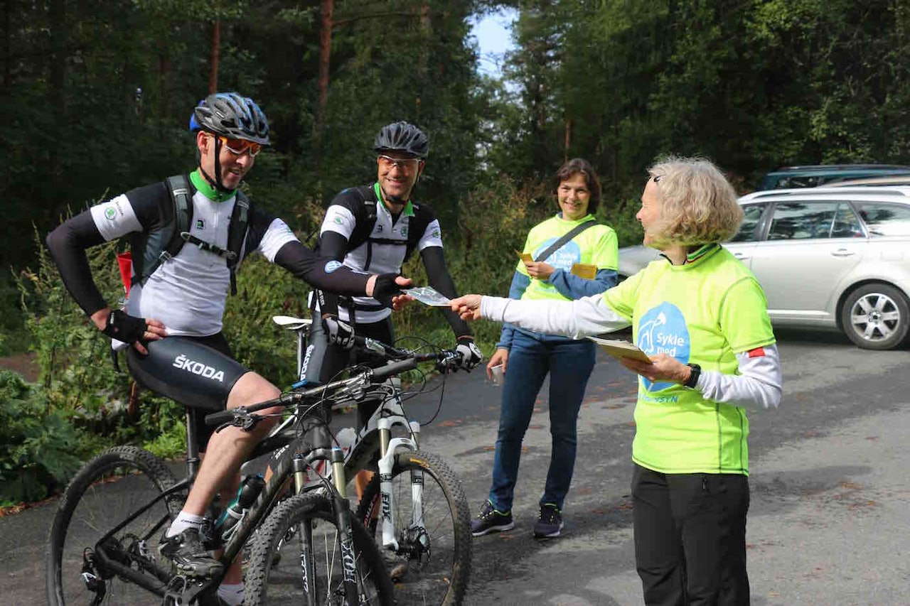 Søndag kjøres tredje utgave av kampanjen "Sykle med huet, vis hensyn" i Oslomarka, der sykkel- og friluftsorganisasjonene i regionen blant annet deler ut sykkelvettreglene. Foto: Arrangøren