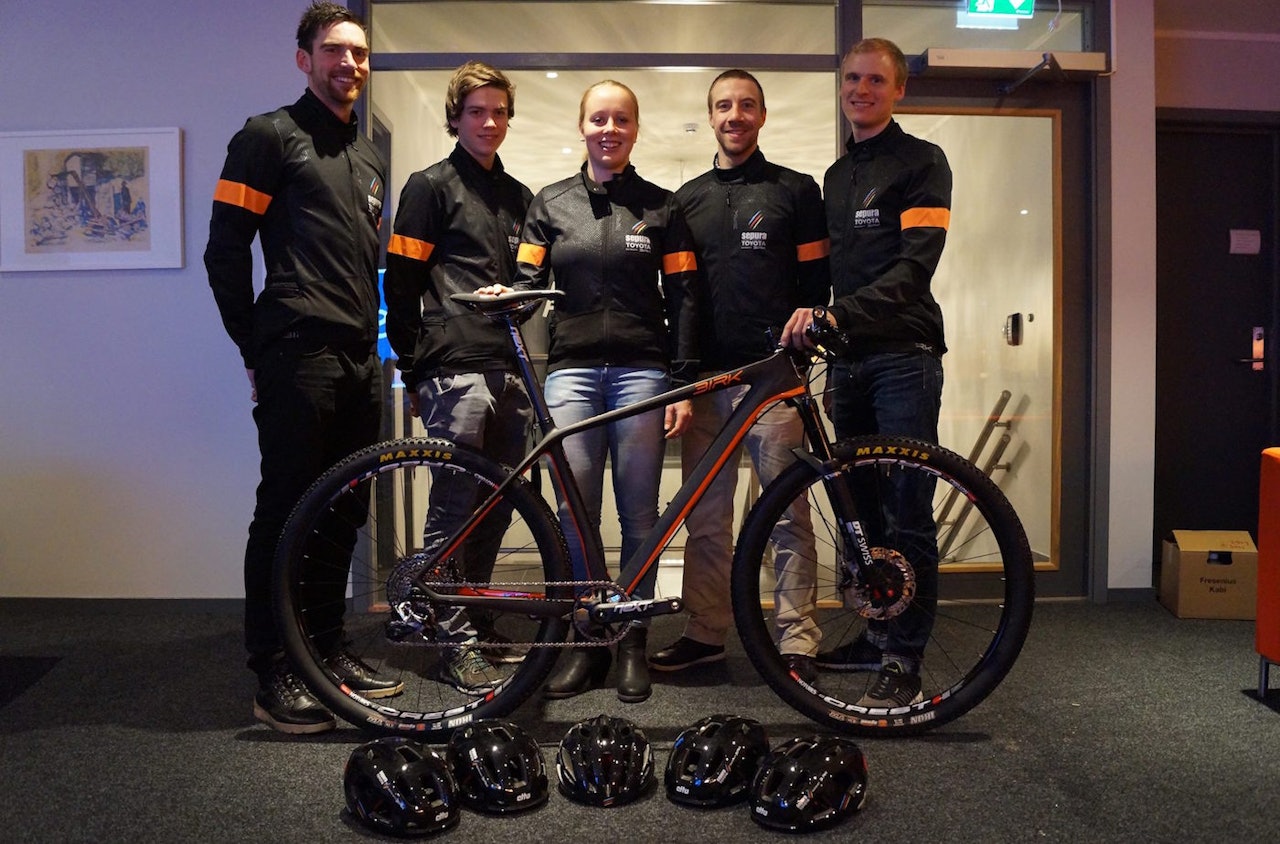 Spur 2016: Vidar Mehl, Marius Andresen, Ingrid Sofie Bøe Jacobsen, Fredrik Edin og Lars Granberg. Foto: Sepura Spur 2016: Vidar Mehl, Marius Andresen, Ingrid Sofie Bøe Jacobsen, Fredrik Edin og Lars Granberg. Foto: Sepura