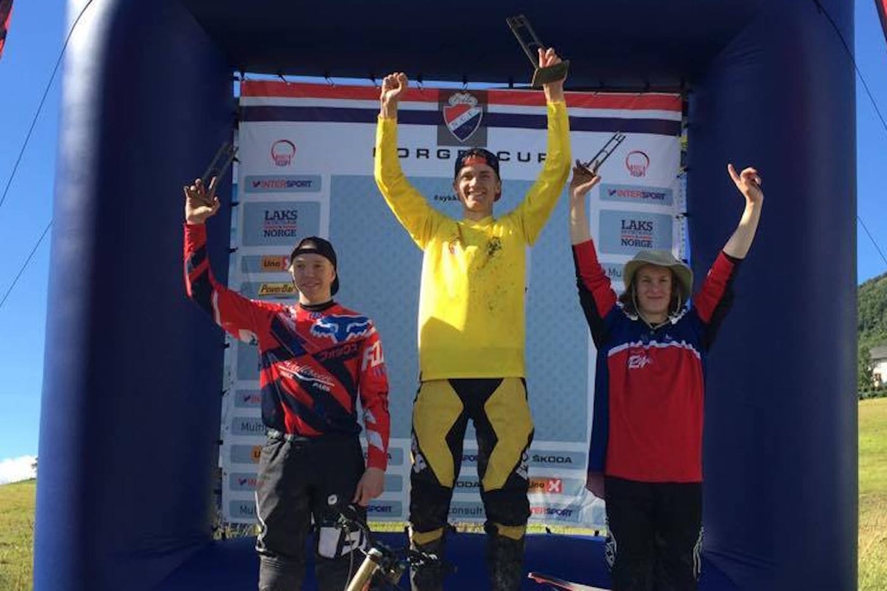 Simen Smestad hadde beste tid av samtlige på dagens runde i den felles skandinaviske utforcupen, og vant med det juniorklassen foran Emil Melkersson fra Sverige (til venstre) og klubbkameraten Ole-Herman Bergby fra SK Rye. Foto: Privat Simen Smestad hadde beste tid av samtlige på dagens runde i den felles skandinaviske utforcupen, og vant med det juniorklassen foran Emil Melkersson fra Sverige (til venstre) og klubbkameraten Ole-Herman Bergby fra SK Rye. Foto: Privat