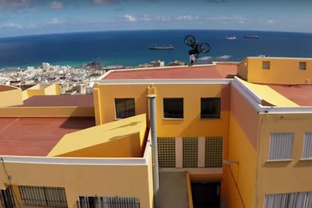 DANNY MACASKILL: I sin nye film tar Danny MacAskill en tur til syden med sykkelen. Foto: Skjermdump danny macaskill