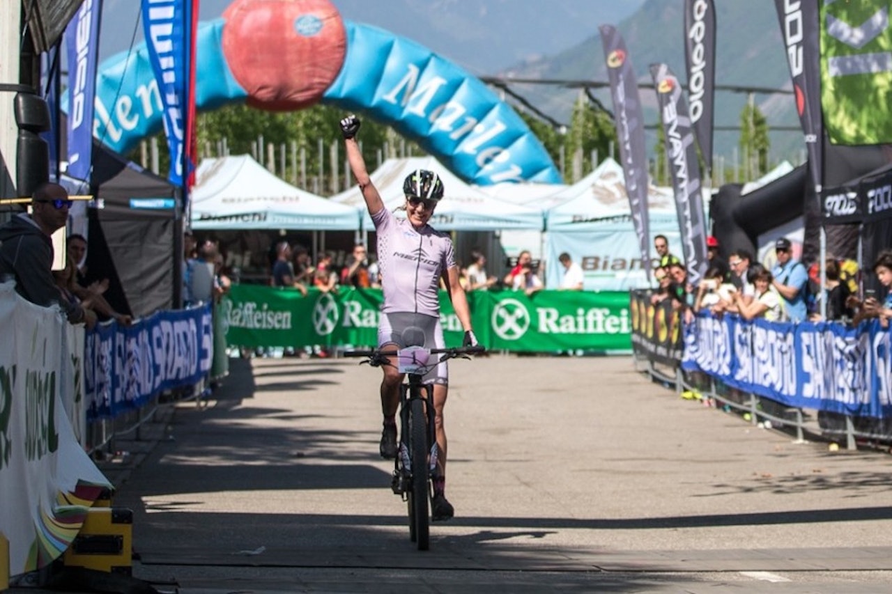 Gunn-Rita Dahle Flesjå tok seieren i UCI-rittet i Italia, foran sveitseren som slo henne forrige helg. Foto: Arrangøren