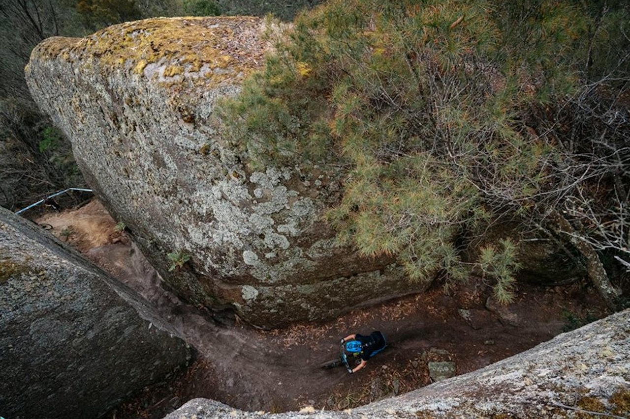 Stein i utfordrende versjoner var stikkord for Enduro World Series runden i Blue Derbye Mountain Bike Park på Tasmania i Australia søndag. Foto: Enduro World Series Stein i utfordrende versjoner var stikkord for Enduro World Series runden i Blue Derbye Mountain Bike Park på Tasmania i Australia søndag. Foto: Enduro World Series