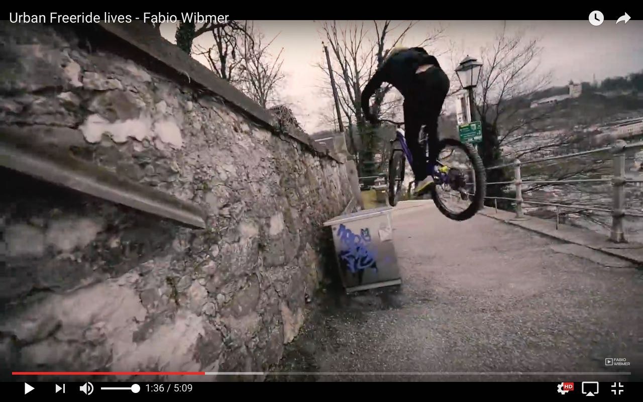 BYLEK MED FABIO WIBMER: Fabio Wibmer tar for seg av bynært terreng i sin siste film.  fabio wibmer sykkelfilm youtube