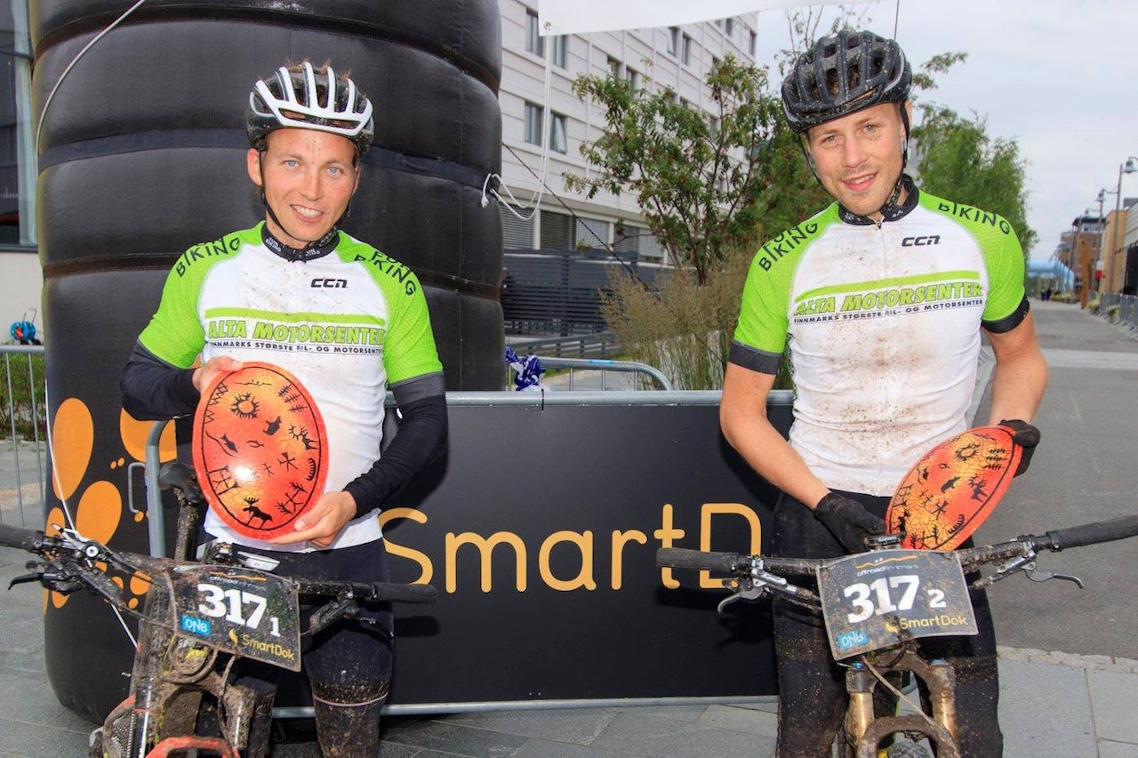 Daniel Boberg Leirbakken og Bjørnar Aronsen vant OF300 etter å ha syklet over 20 kilometer i timen i snitt over Finnmarksvidda. Foto: Jon Vidar Bull