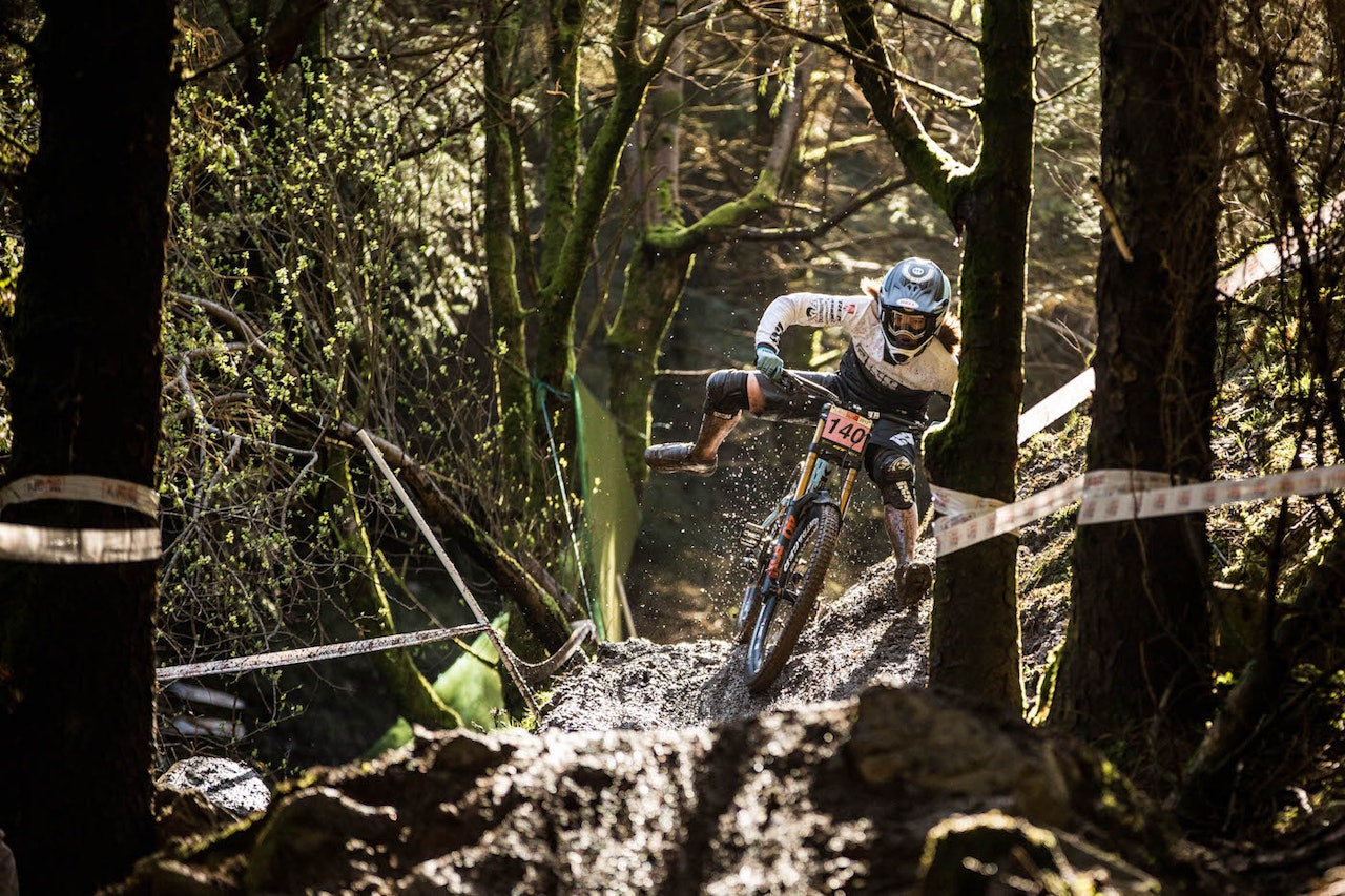 Mille Johnset (16) fra SK Rye/ Trek Factory Racing på vei ned den lange, tekniske og såpeglatte løypa i Wales på søndag. Foto: Yasmeen Green/The Hills Are Alive Photography og British Downhill Series