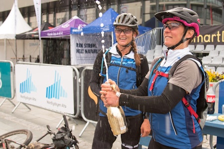 Nina Gässler (foran) og Linda Treseng ble tidenes første damelag til å fullføre OF700. Foto: Morten Broks Nina Gässler (foran) og Linda Treseng ble tidenes første damelag til å fullføre OF700. Foto: Morten Broks