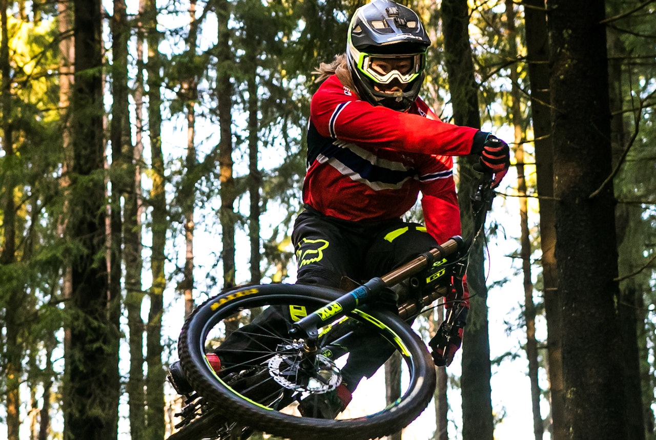 Brage Vestavik sykler for Mondraker denne sesongen, i tillegg til landslaget. Foto: Mayhem Media/NCF brage vestavik mondraker