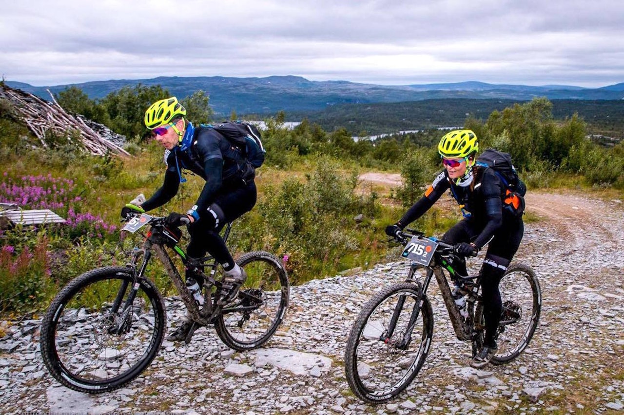 Jørn Kandola og Linda Treseng rakk å få med seg 16 timer av OF700 før de måtte bryte på grunn av tekniske problemer. Nå stiller de med nytt mot til start på OF300 i kveld. Foto: Privat