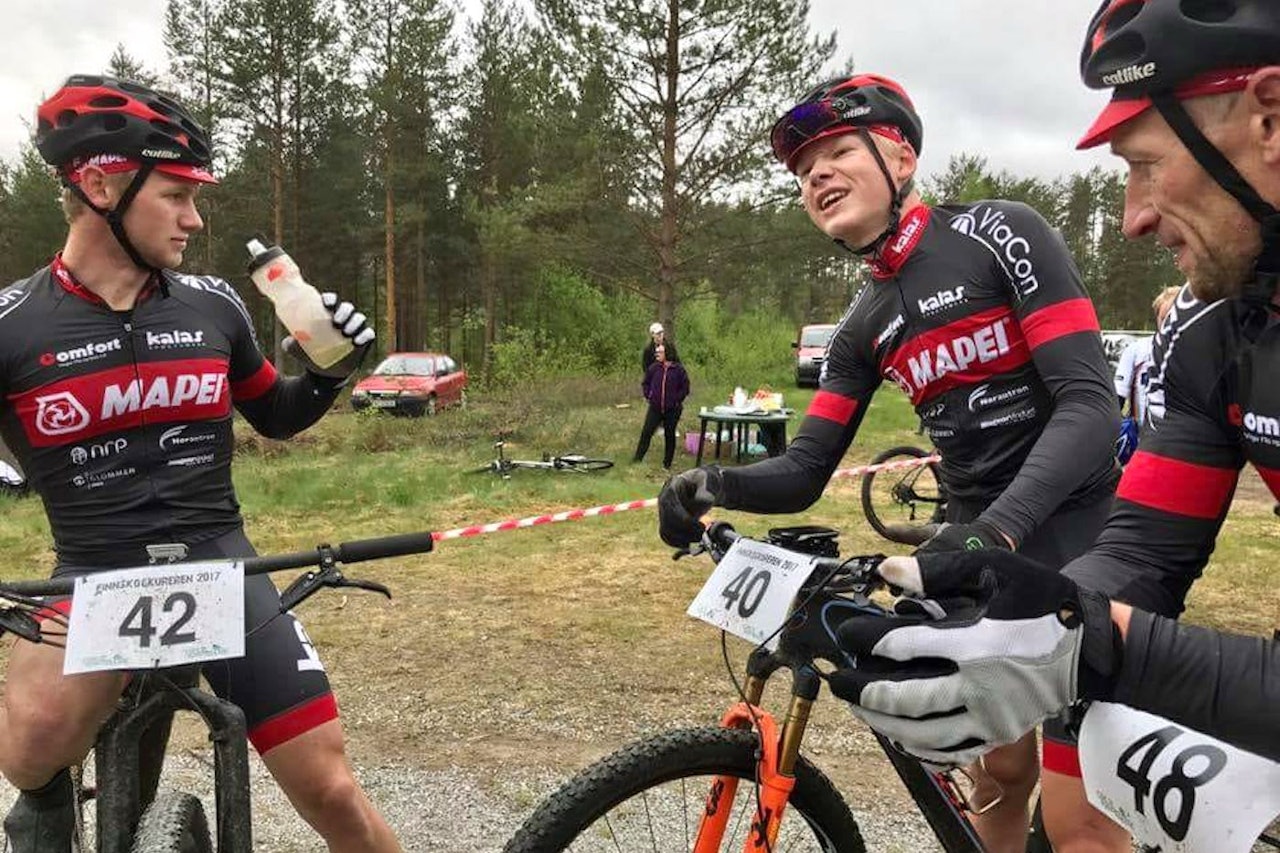 Maratontalentet Edvard Sæthern (midten) er en av flere unge lovende ryttere som formelt blir en del av Hedmark Terrengsykkel kommende sesong. Her med far og sønn Knut Arne (til høyre) Ole Dalsjø. Foto: Hedmark Terrengsykkel Maratontalentet Edvard Sæthern (midten) er en av flere unge lovende ryttere som formelt blir en del av Hedmark Terrengsykkel kommende sesong. Her med far og sønn Knut Arne (til høyre) Ole Dalsjø. Foto: Hedmark Terrengsykkel