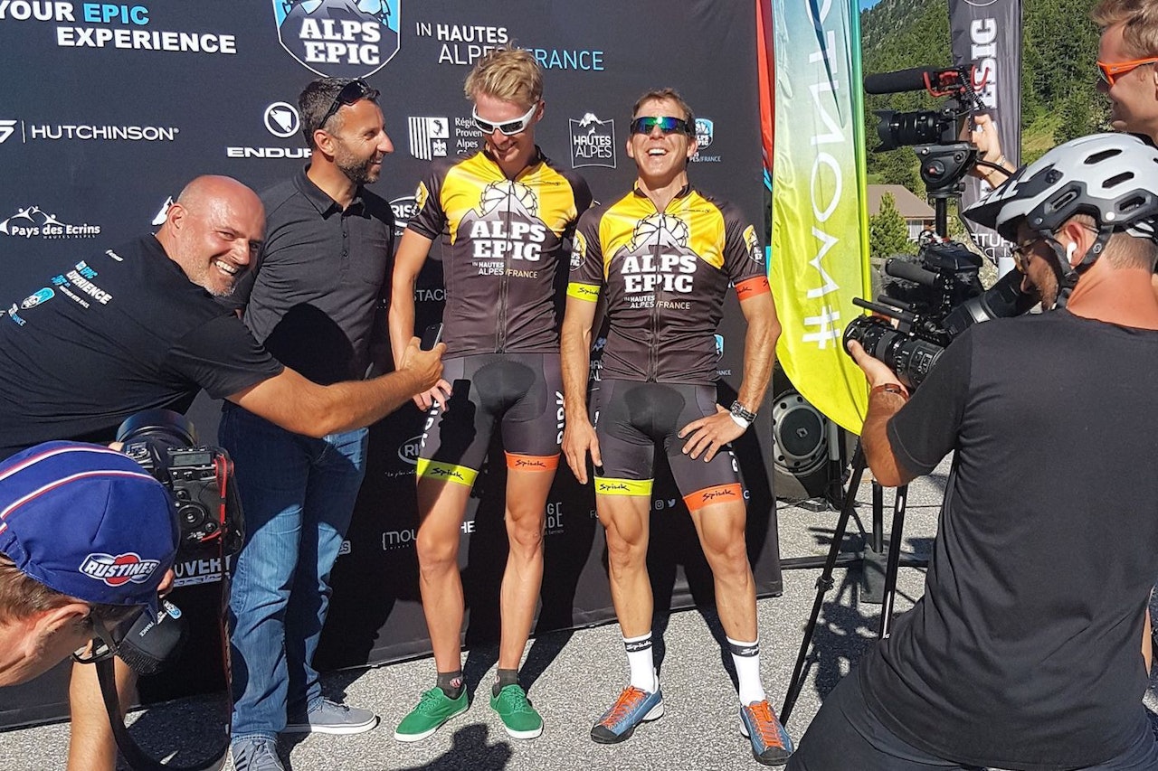 Det blir ikke første gang Øivind Bjerkseth (til venstre) og Greg Saw satser i samme UCI-lag. Her fra Alpes Epic i fjor sommer. Foto: Alpes Epic