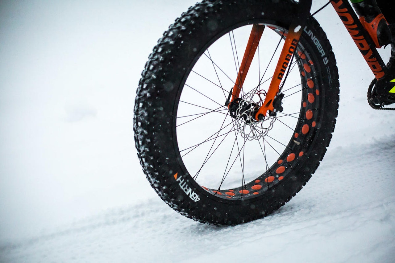 Fatbikeritt kjøres ofte i skiløyper og på langrennsarenaer. På rittet i og rundt Letohallen 27. februar blir det andre boller. Foto: Snorre Veggan Fatbikeritt kjøres ofte i skiløyper og på langrennsarenaer. På rittet i og rundt Letohallen 27. februar blir det andre boller. Foto: Snorre Veggan