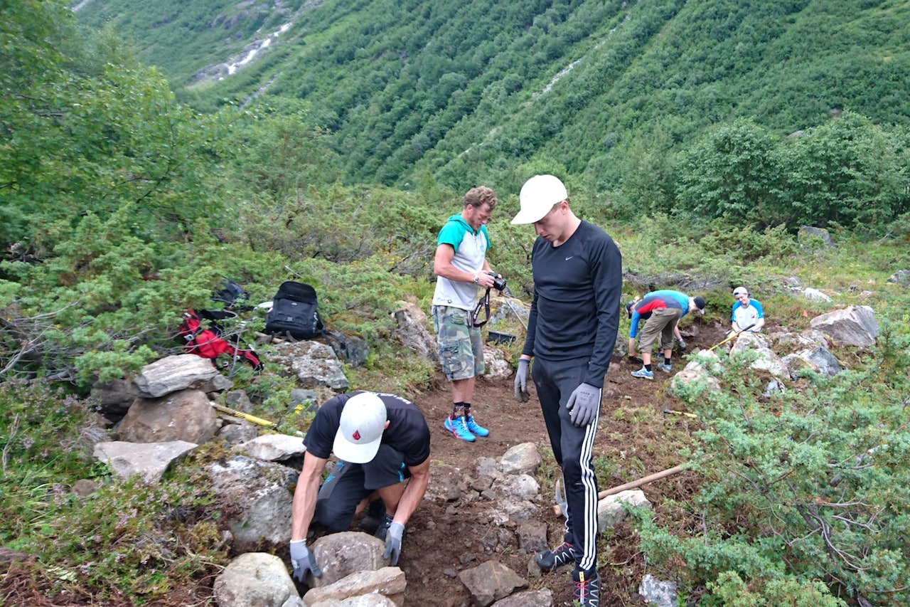 Stibygging i Stryn er ikke gjort på en dag. Dugnadsgjengen har stått på hele sommeren i Napen og håper å ha stien ferdig til stifestivalen i september. Foto: Fred Syversen Stibygging i Stryn er ikke gjort på en dag. Dugnadsgjengen har stått på hele sommeren i Napen og håper å ha stien ferdig til stifestivalen i september. Foto: Fred Syversen