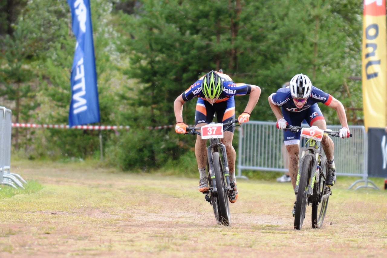 Dagens kanskje tetteste målspurt var oppgjøret om den siste pallplassen i menn elite der Eirik Bruland (6) stakk av med NM-bronsen foran Eskil Evensen-Lie. Foto: Kent Murdoch Dagens kanskje tetteste målspurt var oppgjøret om den siste pallplassen i menn elite der Eirik Bruland (6) stakk av med NM-bronsen foran Eskil Evensen-Lie. Foto: Kent Murdoch