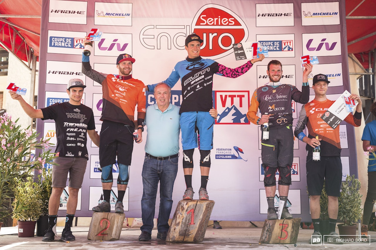 Pallen i Les Orres: (Fra venstre) Mathieu Ruffray, Greg Callaghan, Kevin Miquel, Nicola Casadei og Zakarias Blom Johansen. Foto: Bjørn Johansen Pallen i Les Orres: (Fra venstre) Mathieu Ruffray, Greg Callaghan, Kevin Miquel, Nicola Casadei og Zakarias Blom Johansen. Foto: Bjørn Johansen