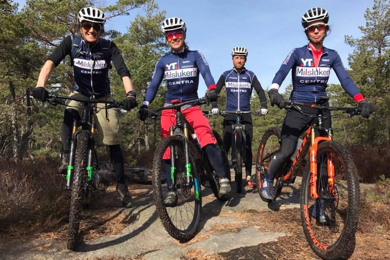 Maraton-jentene i Team Milslukern hadde minisamling i helga, på tilnærmet barmark. Fra venstre: Sunniva Dring, Kristin Aamodt og Silje Stensrud, med mekaniker Kjell Magnus Olsen i bakgrunnen. Foto: Team Milslukern Maraton-jentene i Team Milslukern hadde minisamling i helga, på tilnærmet barmark. Fra venstre: Sunniva Dring, Kristin Aamodt og Silje Stensrud, med mekaniker Kjell Magnus Olsen i bakgrunnen. Foto: Team Milslukern