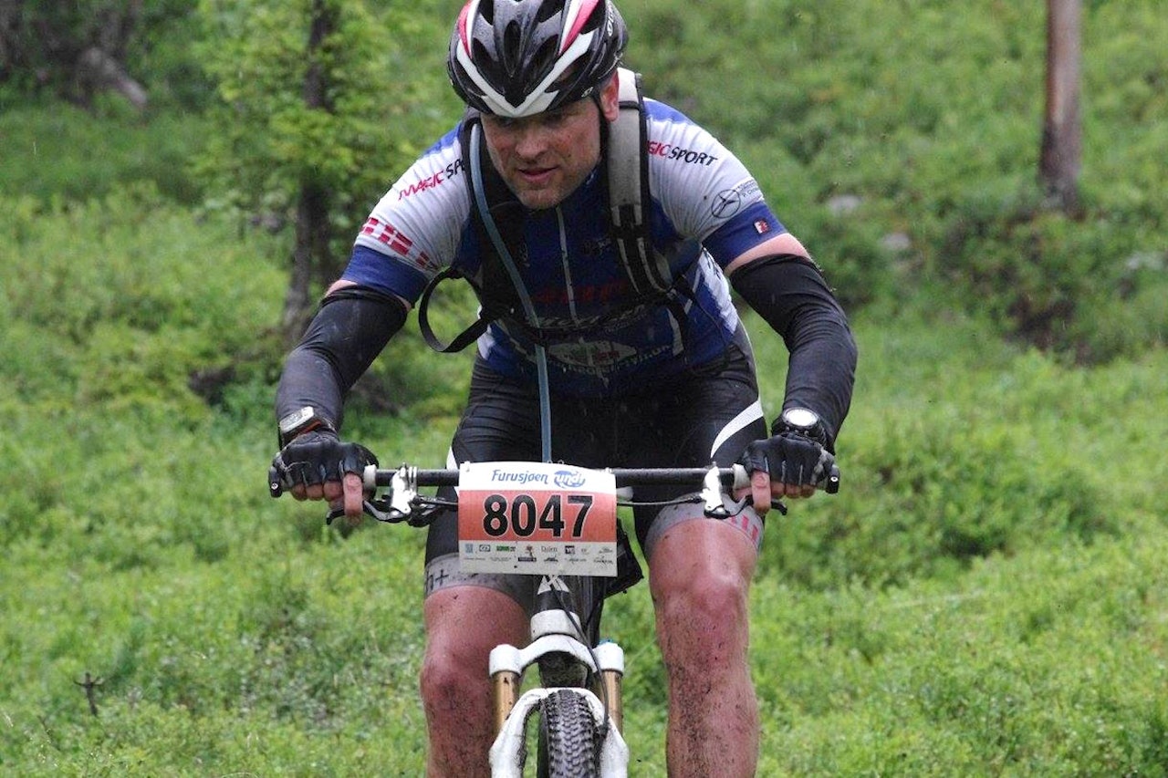 Danske Jacob Hjelmborg stoppet og hjalp en uheldig medsyklist under Furusjøen Rundt i helga. Nå inviteres han tilbake med gratis startnummer i 2017. Foto: Iver Røssum Danske Jacob Hjelmborg stoppet og hjalp en uheldig medsyklist under Furusjøen Rundt i helga. Nå inviteres han tilbake med gratis startnummer i 2017. Foto: Iver Røssum