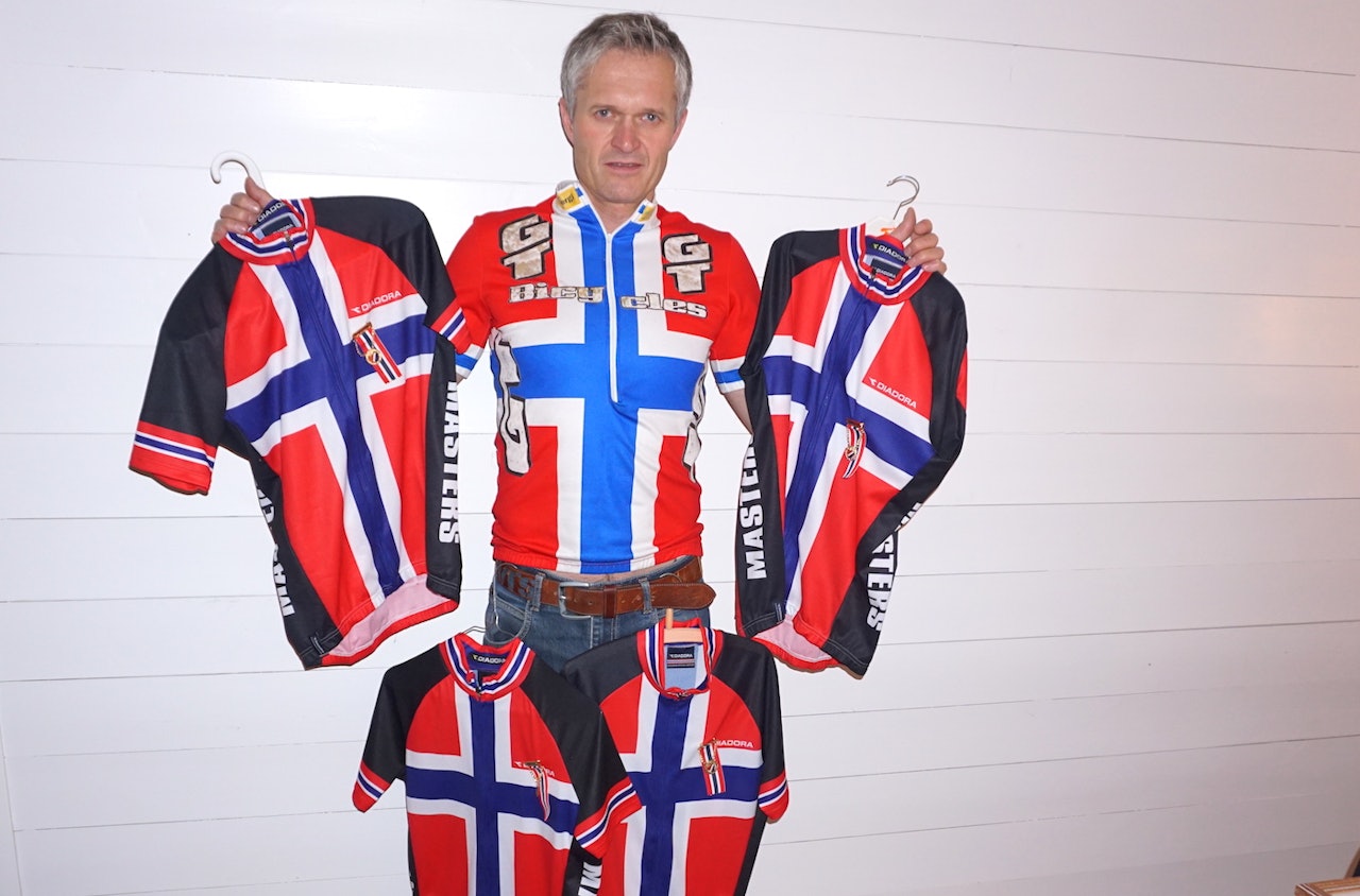 Fem NM-trøyer: Med seier i kross-NM på søndag har Jan Olav Beitmyren tatt alle de fire NM-titlene til NCF i 2015. Da var det 20 år siden han tok den første, i terrengsykkel rundbane tilbake i 1996. Foto: Privat
