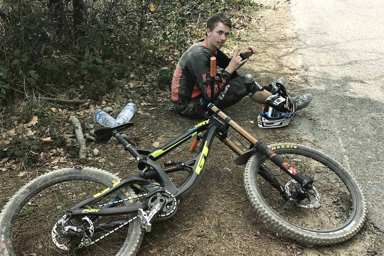 Simen Smestad brakk håndleddet og to bein i hånda under sesongoppkjøring i San Remo i Italia, og mister derfor 12 uker, inkludert tre verdenscuprunder. Foto: Ole Herman Bergby Simen Smestad brakk håndleddet og to bein i hånda under sesongoppkjøring i San Remo i Italia, og mister derfor 12 uker, inkludert tre verdenscuprunder. Foto: Ole Herman Bergby
