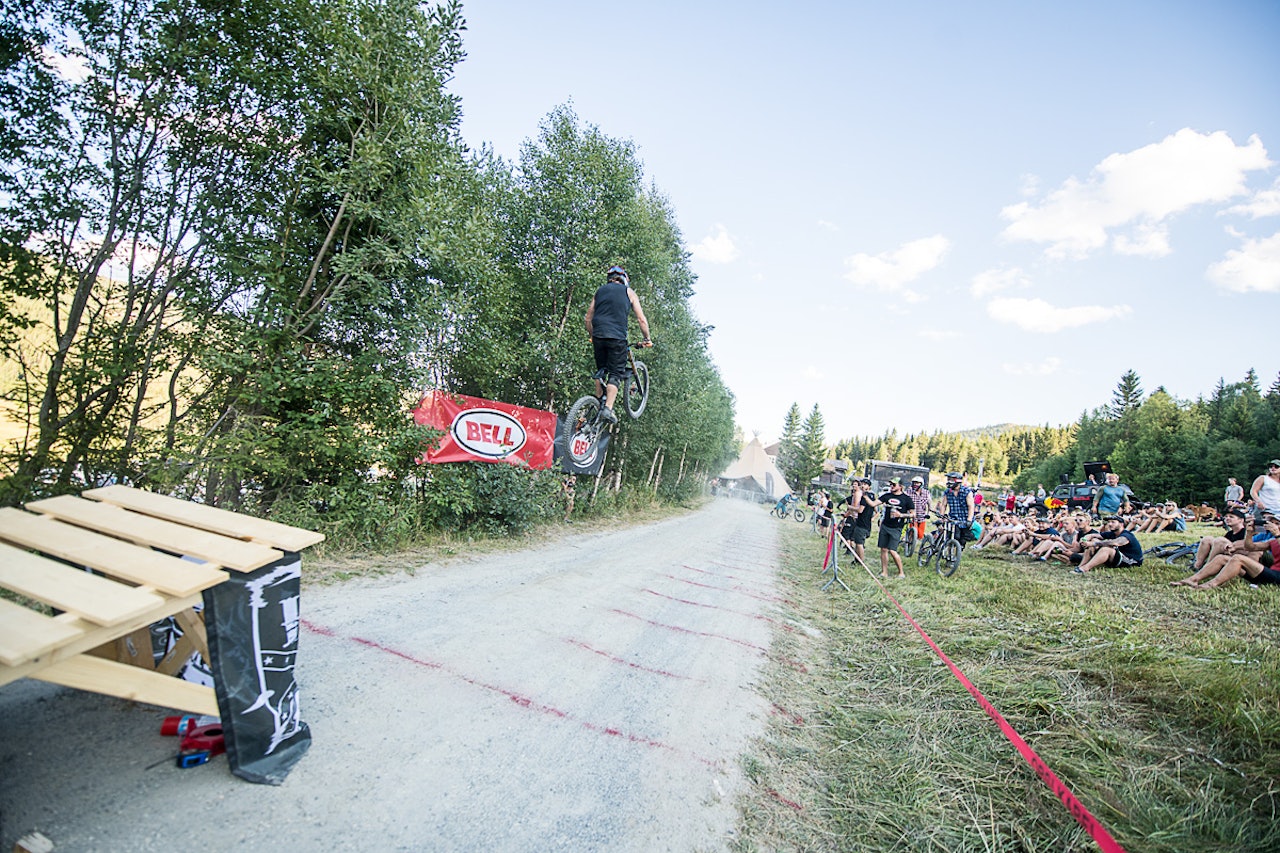 Flott svev til en solid flat landing. Flott svev til en solid flat landing.