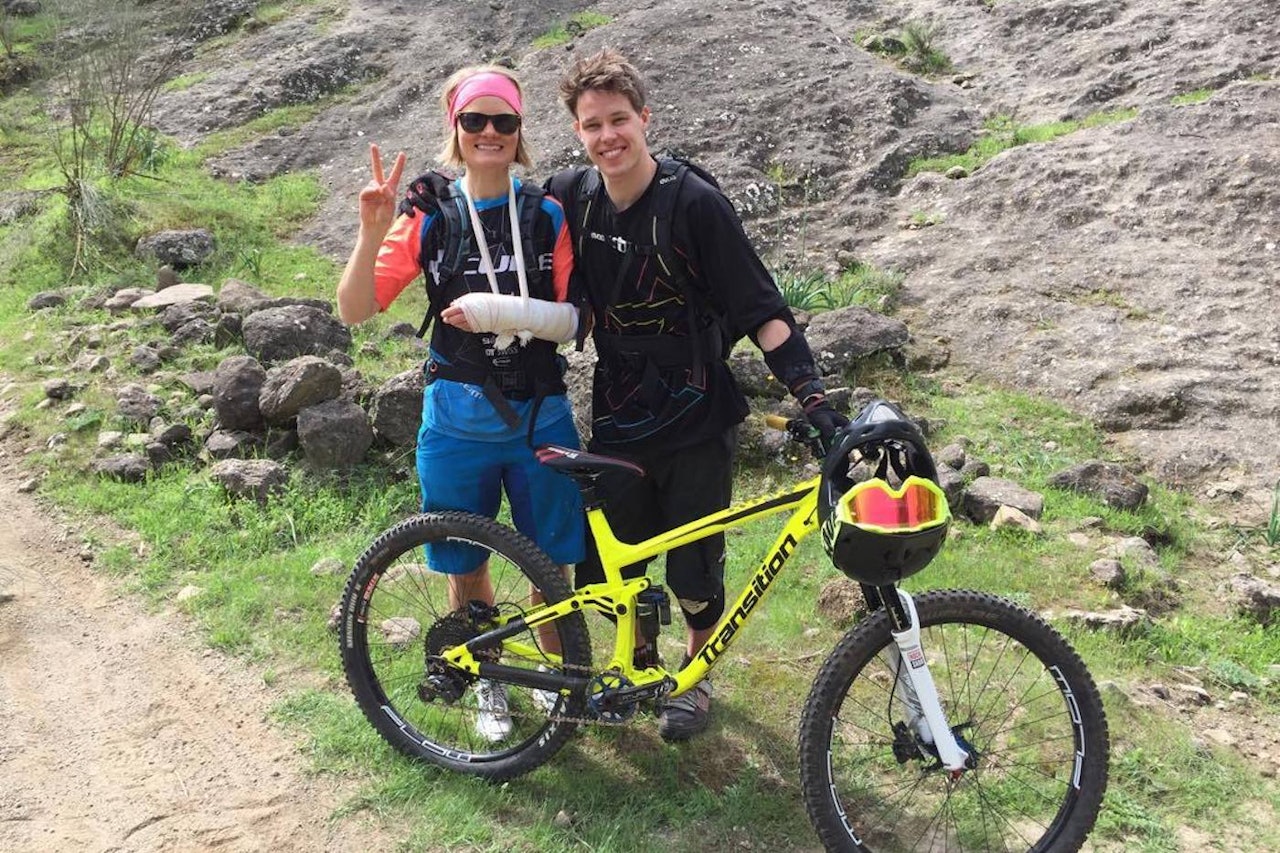 Hilde Sangesland Strædet fikk med seg nesten hele Malagasamlingen før hun tryna og brakk tommelen. Her med reisekompanjong Kjetil Øygård. Foto: Privat Hilde Sangesland Strædet fikk med seg nesten hele Malagasamlingen før hun tryna og brakk tommelen. Her med reisekompanjong Kjetil Øygård. Foto: Privat