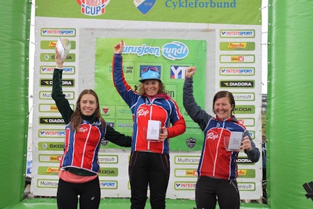 Rye-jentene tapetserte pallen i Norgescupklassen i Furusjøen Rundt. Fra venstre: Marit Sveen, Elisabeth Sveum og Synne Steinsland. Foto: Arrangøren Rye-jentene tapetserte pallen i Norgescupklassen i Furusjøen Rundt. Fra venstre: Marit Sveen, Elisabeth Sveum og Synne Steinsland. Foto: Arrangøren