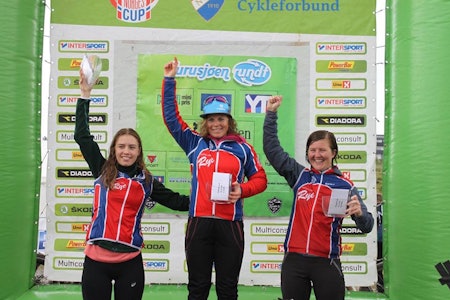 Rye-jentene tapetserte pallen i Norgescupklassen i Furusjøen Rundt. Fra venstre: Marit Sveen, Elisabeth Sveum og Synne Steinsland. Foto: Arrangøren