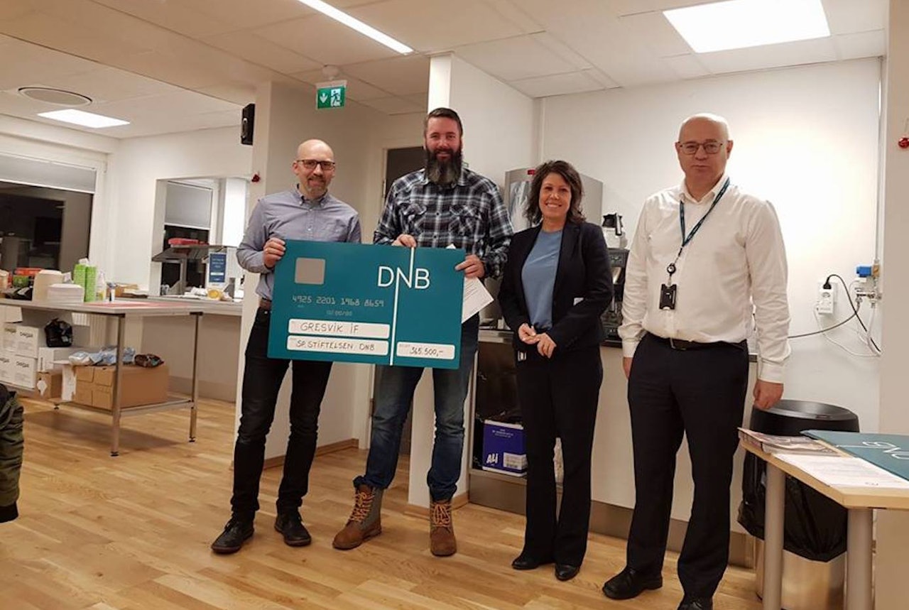 PENGER TIL SYKLING I FREDRIKSTAD: Rasmus Leiro (til venstre) og Pål Valbjørk (midten) fra Gresvik IF stisyklister mottok sjekken fra Sparebankstiftelsen DNB tirsdag. Foto: Privat stisykling fredrikstad gressvik gressvikmarka