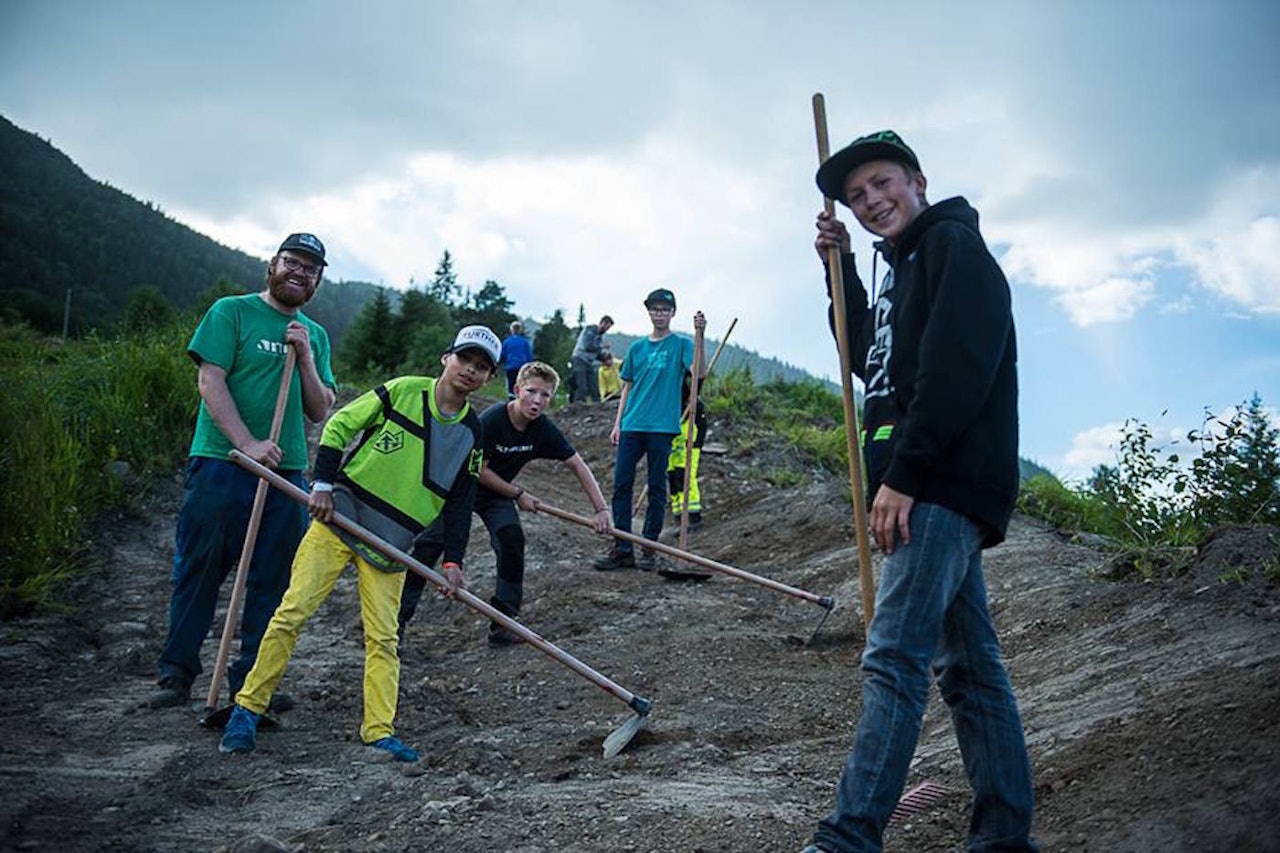 Store deler av den nye løypa er håndbygget og designet spesielt for sykling, og lokale krefter har lagt ned opp mot 750 dugnadstimer på prosjektet. Nå slippes løypa til Hillbilly Enduro 29.juli. Foto: Vegard Breie Store deler av den nye løypa er håndbygget og designet spesielt for sykling, og lokale krefter har lagt ned opp mot 750 dugnadstimer på prosjektet. Nå slippes løypa til Hillbilly Enduro 29.juli. Foto: Vegard Breie